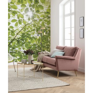 Vlies Fototapete "Im Frühlingswald" (250x280 cm) im Wohnzimmer mit rosa Sofa und Beistelltisch.