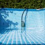 metabo Akku-Tauchpumpe TPF 18 LTX 2200 im Pool. Elektro-Pumpe zur Gartenbewässerung.