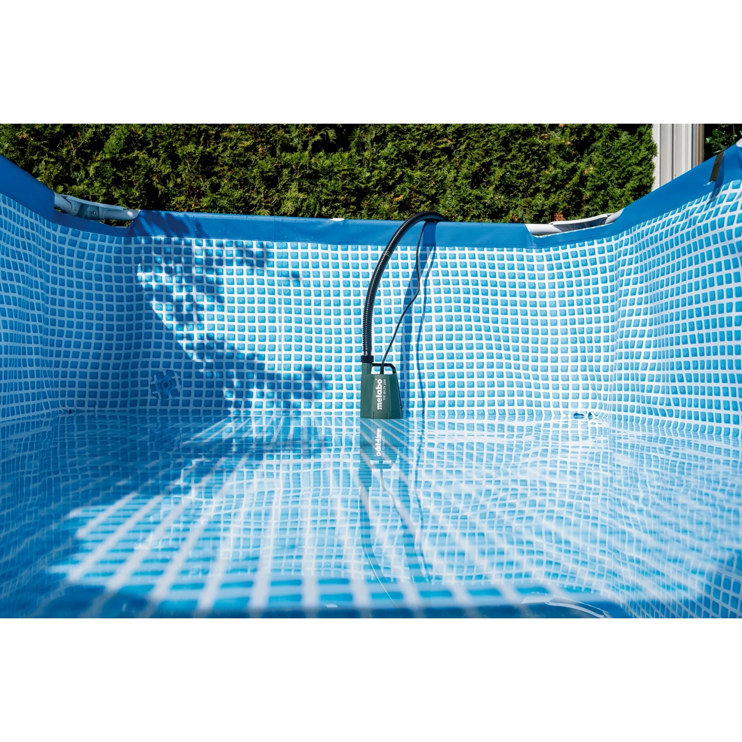 metabo Akku-Tauchpumpe TPF 18 LTX 2200 im Pool. Elektro-Pumpe zur Gartenbewässerung.