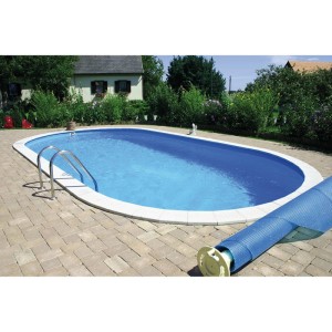 Ovaler Pool mit Leiter und blauer Poolfolie. Poolzubehör von Waterman.