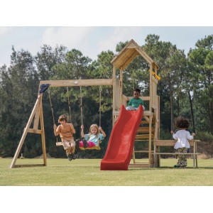 Axi Spielturm Mette mit Doppelschaukel, Rutsche rot, aus Holz (FSC®). Kinder spielen im Garten.