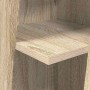 Nahaufnahme eines Eckregals aus Sonoma-Eiche Holzwerkstoff. Zeigt die Holzmaserung des Wohnzimmerschranks.