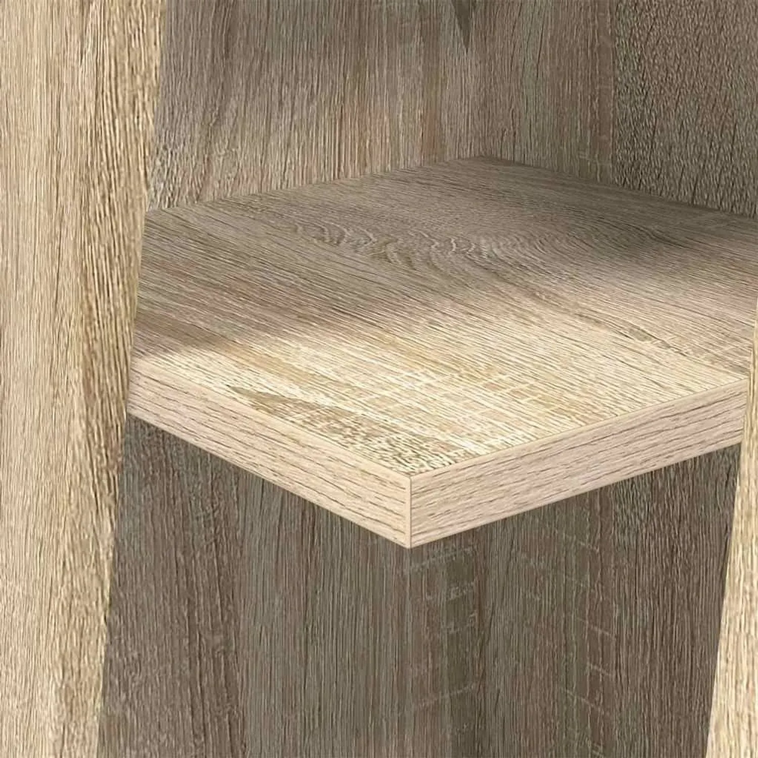 Nahaufnahme eines Eckregals aus Sonoma-Eiche Holzwerkstoff. Zeigt die Holzmaserung des Wohnzimmerschranks.