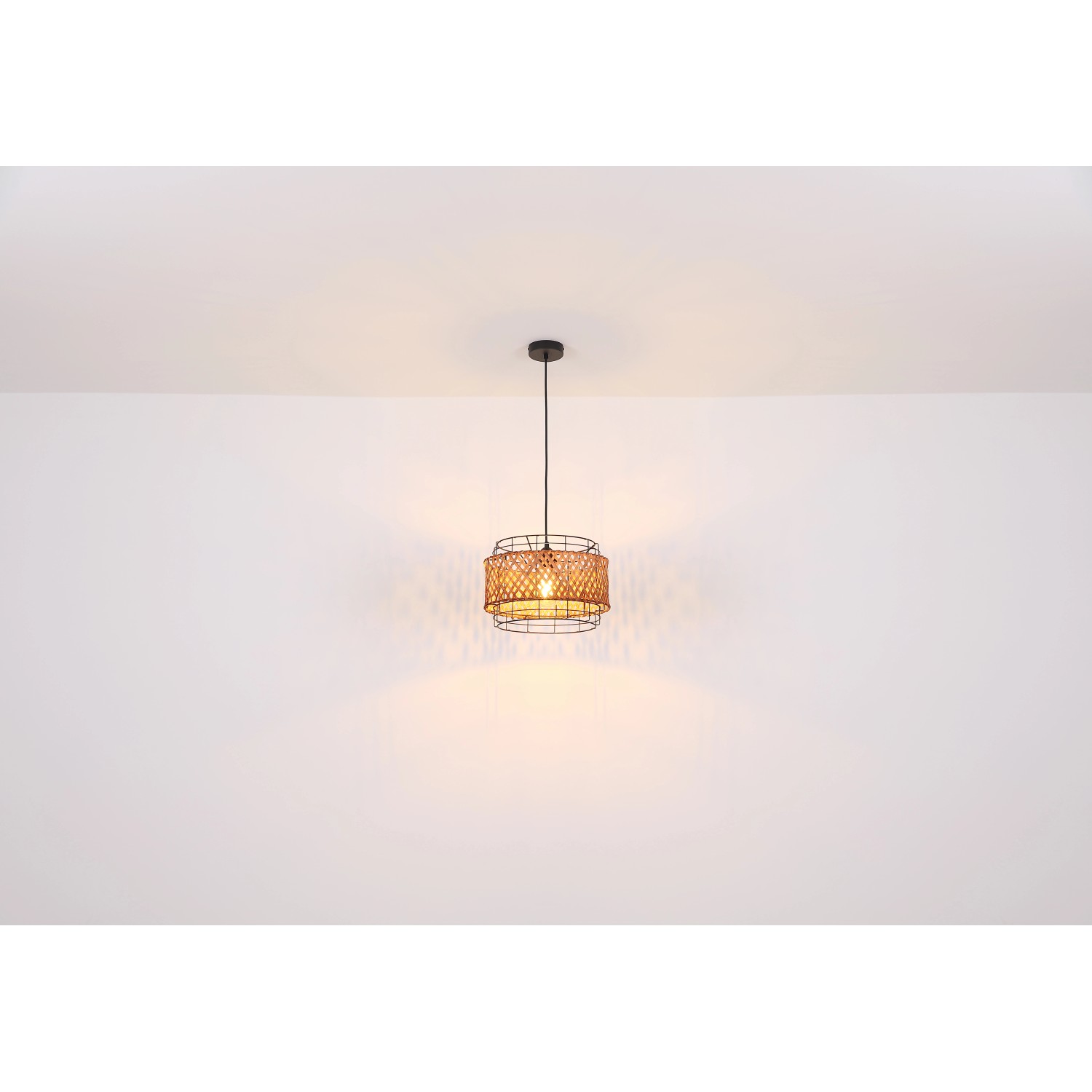 Globo Deckenleuchte Gina, Ø 35 cm, im Industrial/Boho-Design mit schwarzem Metallkorb und Bambusgeflecht.