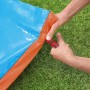 Bestway H2OGO! Wasserrutsche: Gartenschlauchanschluss für Sprinkler wird montiert.