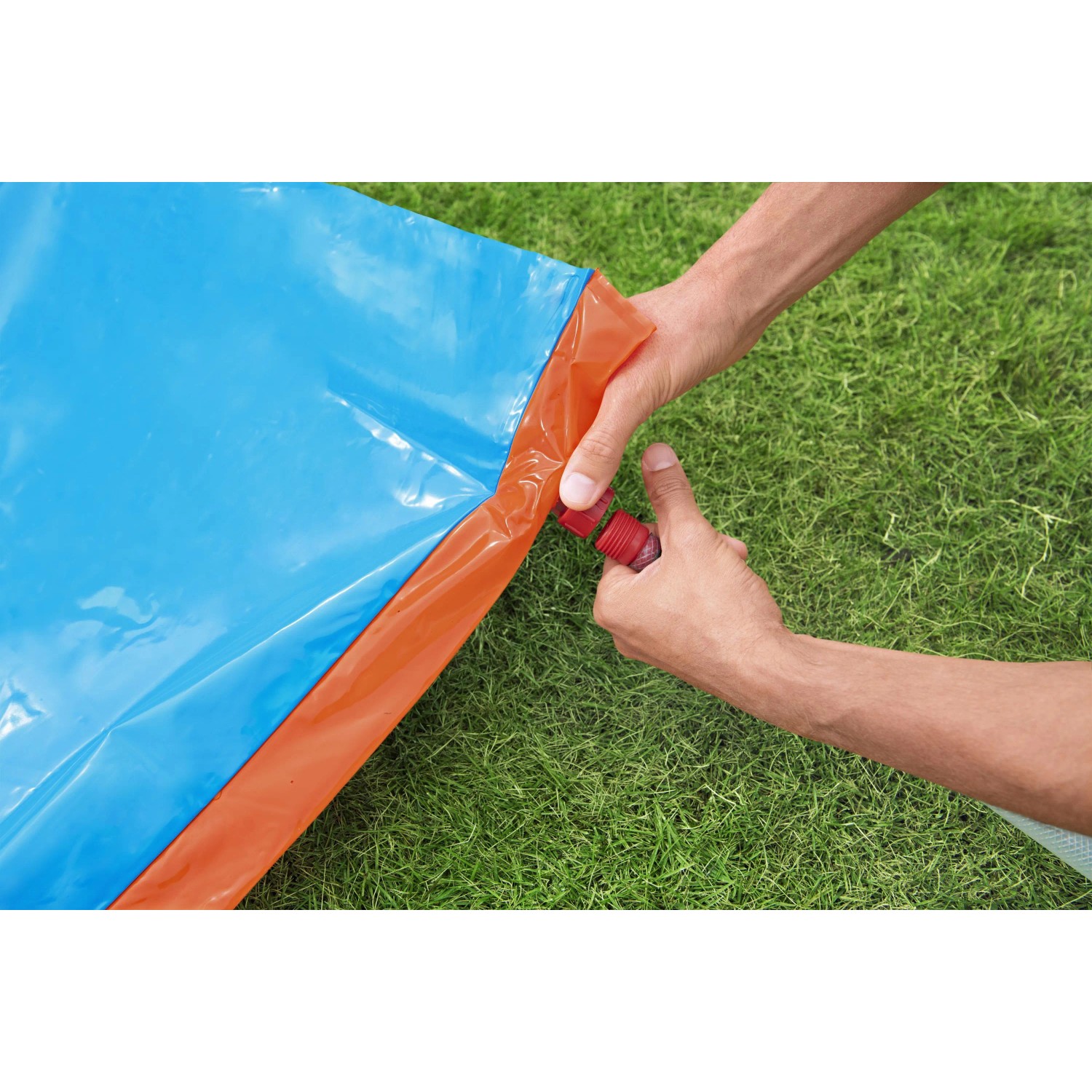 Bestway H2OGO! Wasserrutsche: Gartenschlauchanschluss für Sprinkler wird montiert.