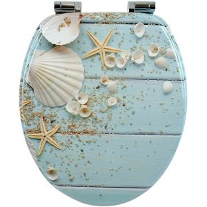 Sanfino WC-Sitz Caribbean Blue mit Muscheln und Seesternen auf hellblauem Holz.