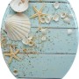 Sanfino WC-Sitz Caribbean Blue mit Muscheln und Seesternen auf hellblauem Holz.