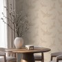 Beige Vliestapete mit elegantem Kranich-Muster in Leinenoptik für stilvolle Wohnräume. Dekorative Wandgestaltung.