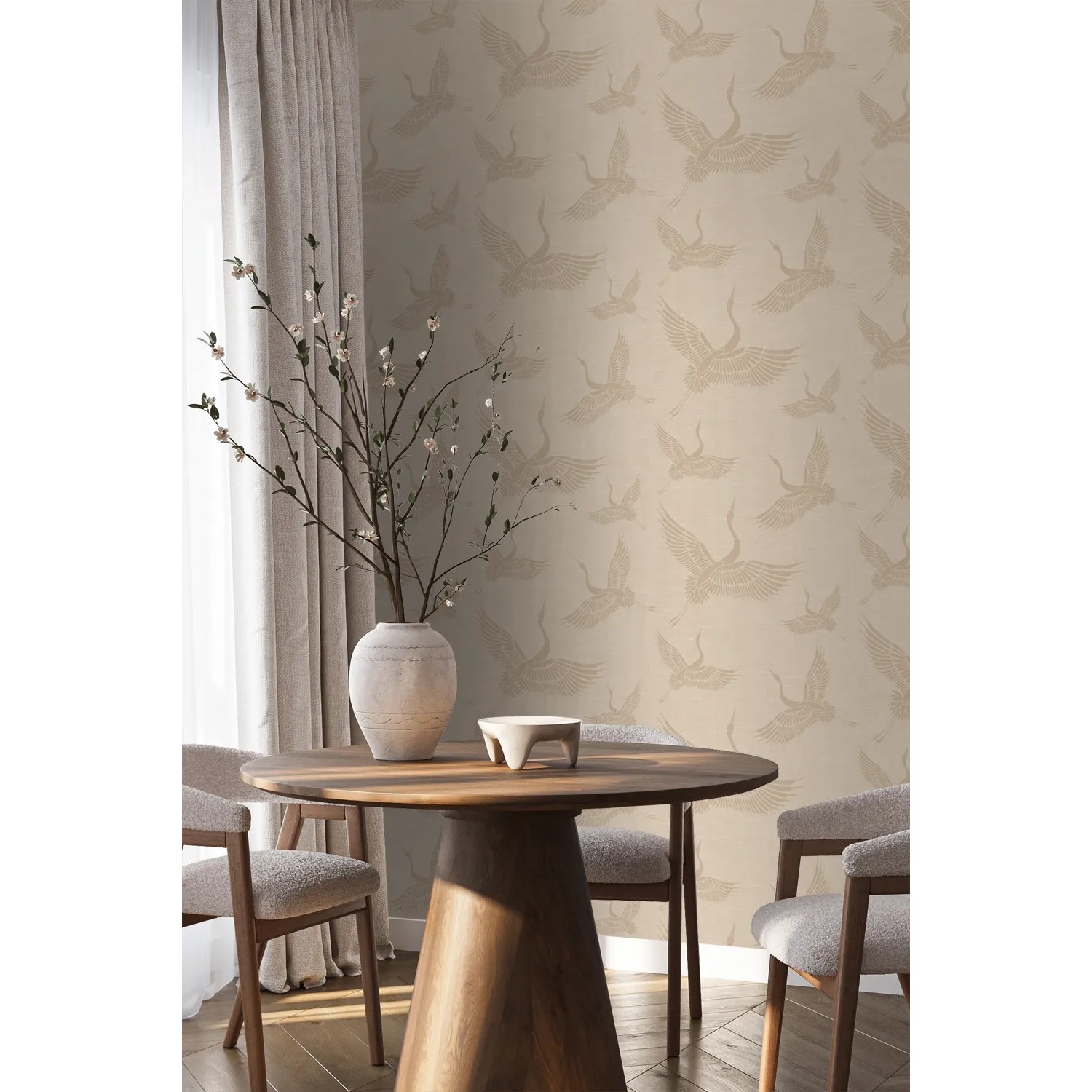 Beige Vliestapete mit elegantem Kranich-Muster in Leinenoptik für stilvolle Wohnräume. Dekorative Wandgestaltung.