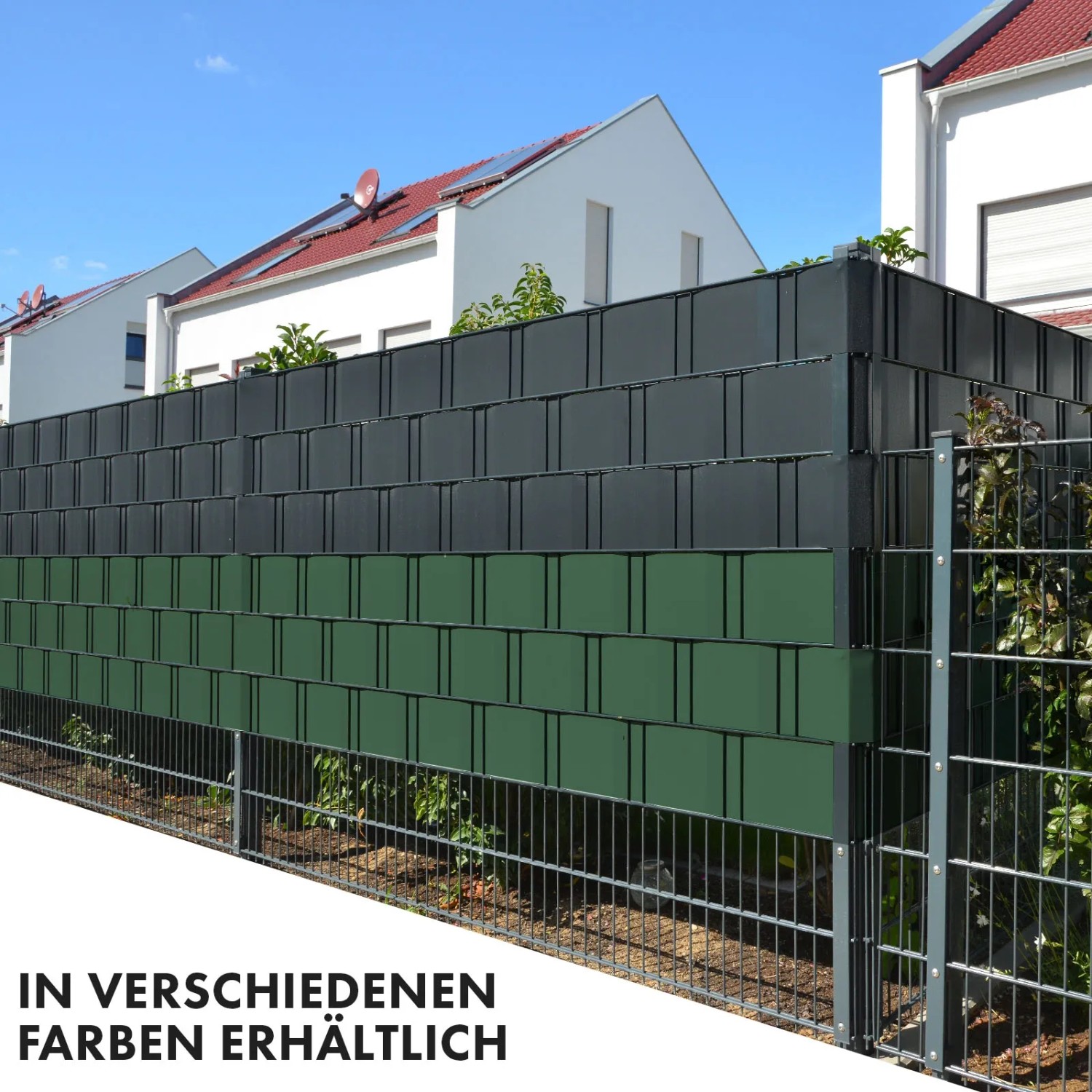 Grüne KARAT PVC Sichtschutzstreifen im Gartenzaun, blickdicht und wetterfest.