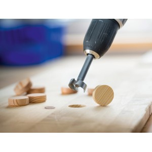 LUX Forstnerbohrer 22mm im Einsatz: Holzbohrer für präzise Löcher in Holz mit Akku-Bohrschrauber.