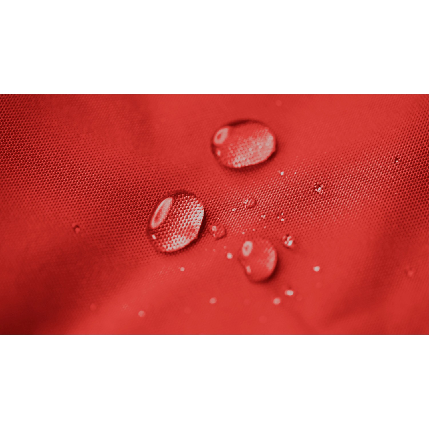 Detailaufnahme: Roter, wasserabweisender Stoff des Sitting Point Sitzsacks Big Foot Scuba mit Wassertropfen.