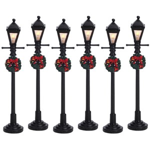 6er Set LED Gaslaternen mit Weihnachtskränzen als Weihnachtsdekoration für ein Weihnachtsdorf.