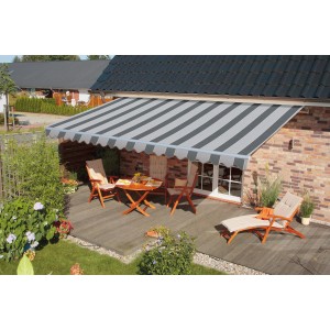 Gestreifte, graue Gelenkarmmarkise Star Fix 400x250 cm über einer Terrasse mit Gartenmöbeln.