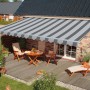 Gestreifte, graue Gelenkarmmarkise Star Fix 400x250 cm über einer Terrasse mit Gartenmöbeln.