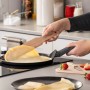 Fackelmann Crepepfanne Statement 25 cm in Benutzung mit Crêpe und Erdbeeren.