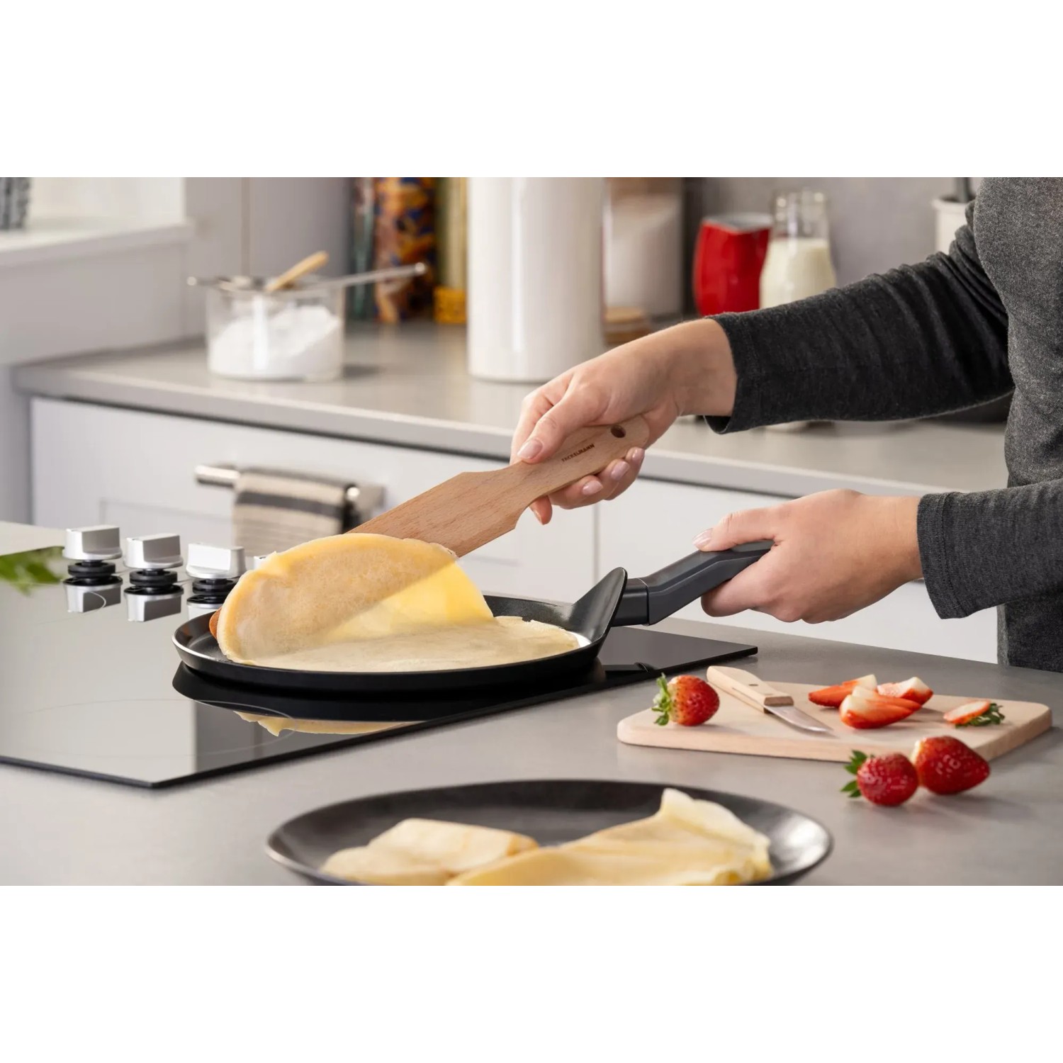Fackelmann Crepepfanne Statement 25 cm in Benutzung mit Crêpe und Erdbeeren.