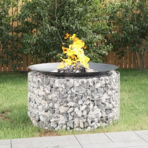 Runde Gabionen-Feuerstelle aus verzinktem Eisen mit Feuer im Garten.