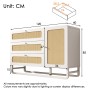 Weiße Kommode mit Rattanfronten und goldenen Griffen. Drei Schubladen, ein Schrank. Stilvoller Wohnzimmerschrank.
