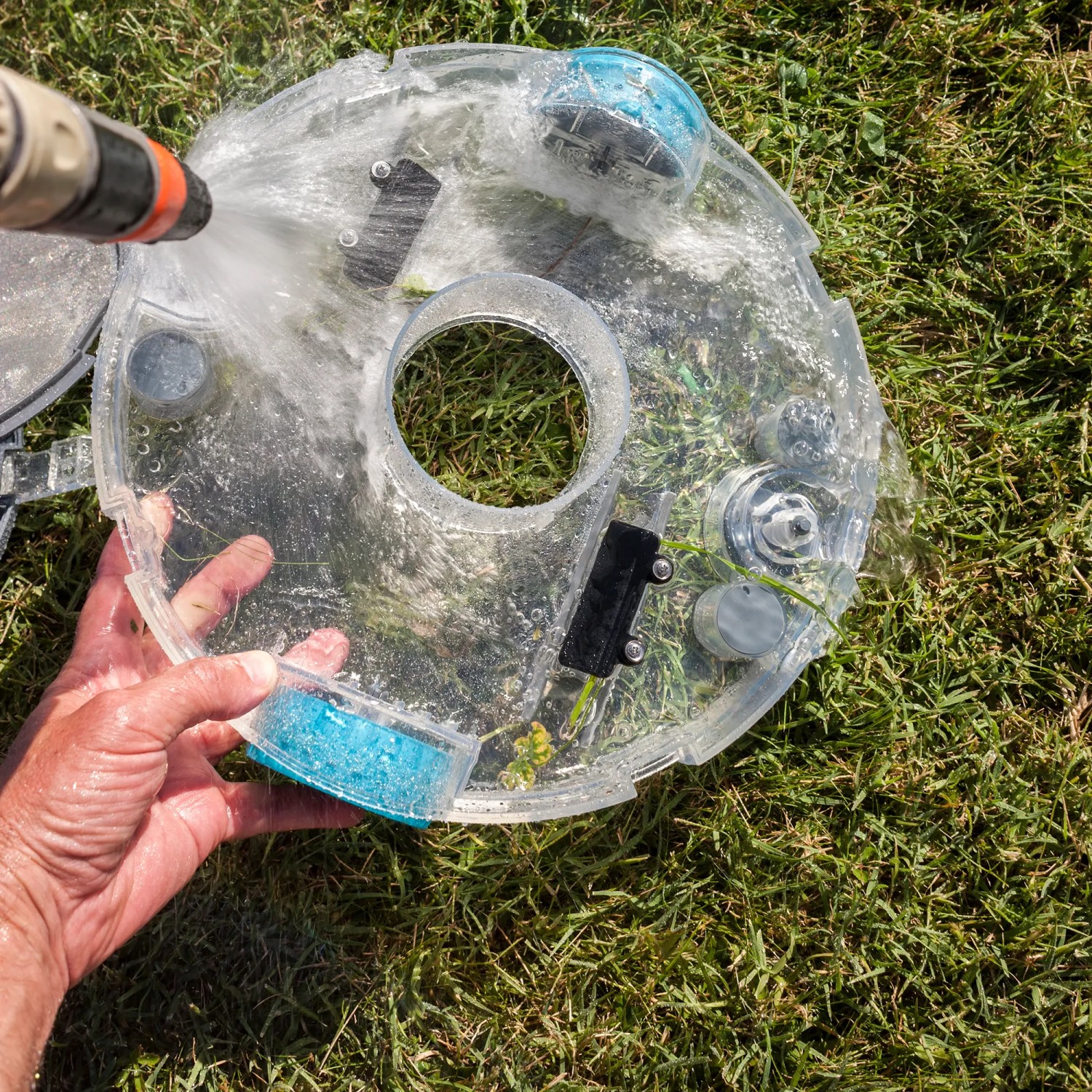 Reinigung des Gre Akku-Reinigungsroboters (5.200 mAh) unter fließendem Wasser.