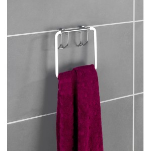 Wenko Handtuchring Premium aus glänzendem Edelstahl mit lila Handtuch an grauer Wand.