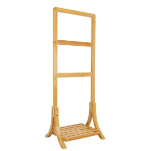 Freistehender DuneDesign Handtuchständer aus Bambus mit 3 Stangen und Ablage.