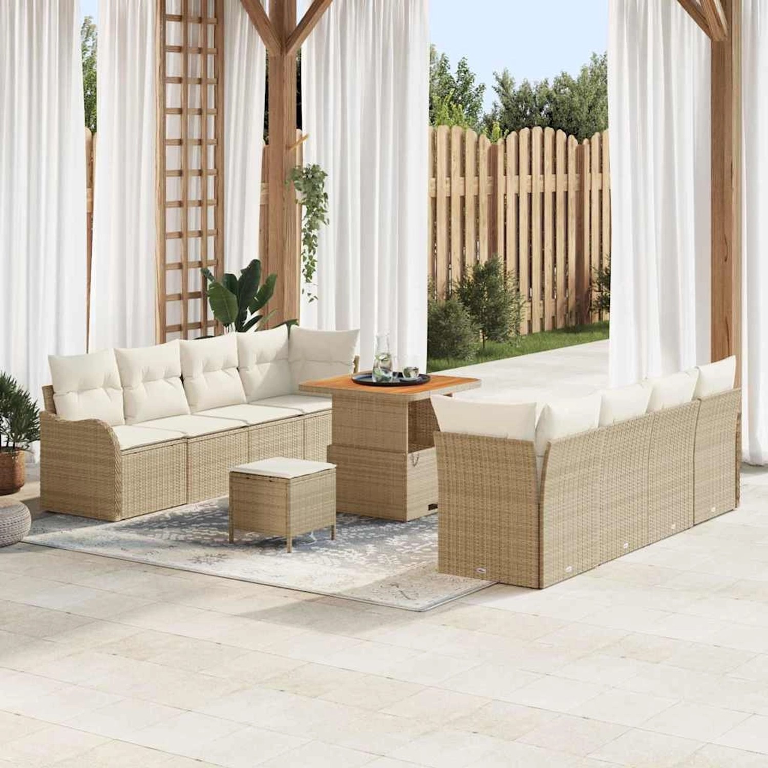 Beiges 11-teiliges Garten-Sofa-Set aus Rattan und Akazie mit Kissen.