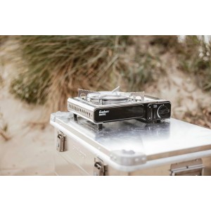 Enders Campingkocher Maveriq auf Alukiste, ideal für Outdoor-Abenteuer und Camping.