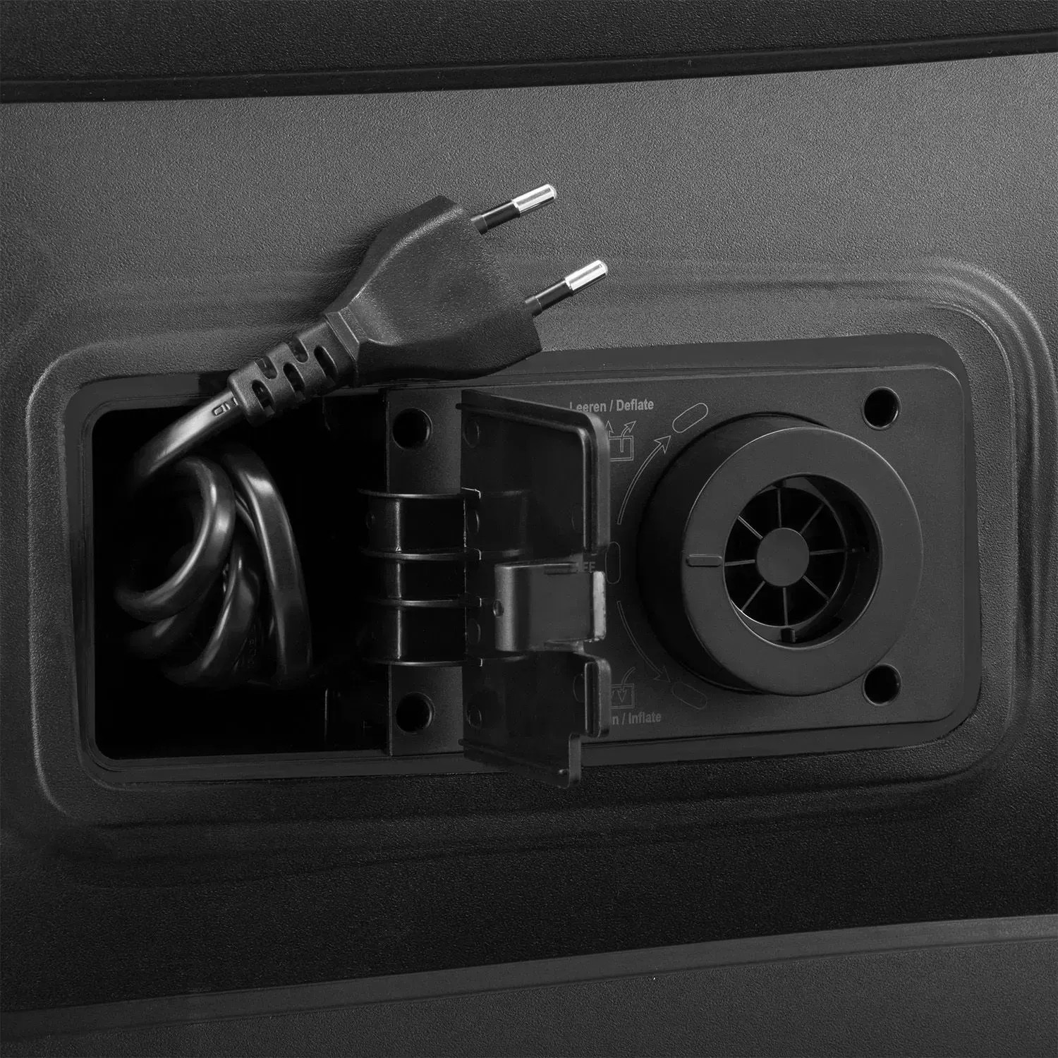 Detailaufnahme: Integrierte Pumpe des schwarzen Juskys Luftbetts Sapri M mit Eurostecker.