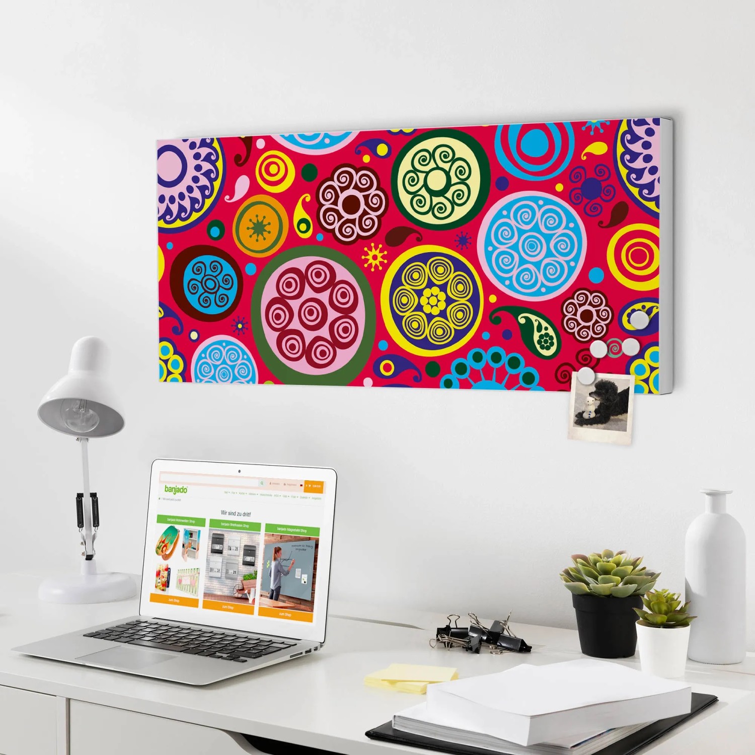 Banjado Magnettafel 78x37cm mit Retro Kreisen als Wanddeko im Büro.