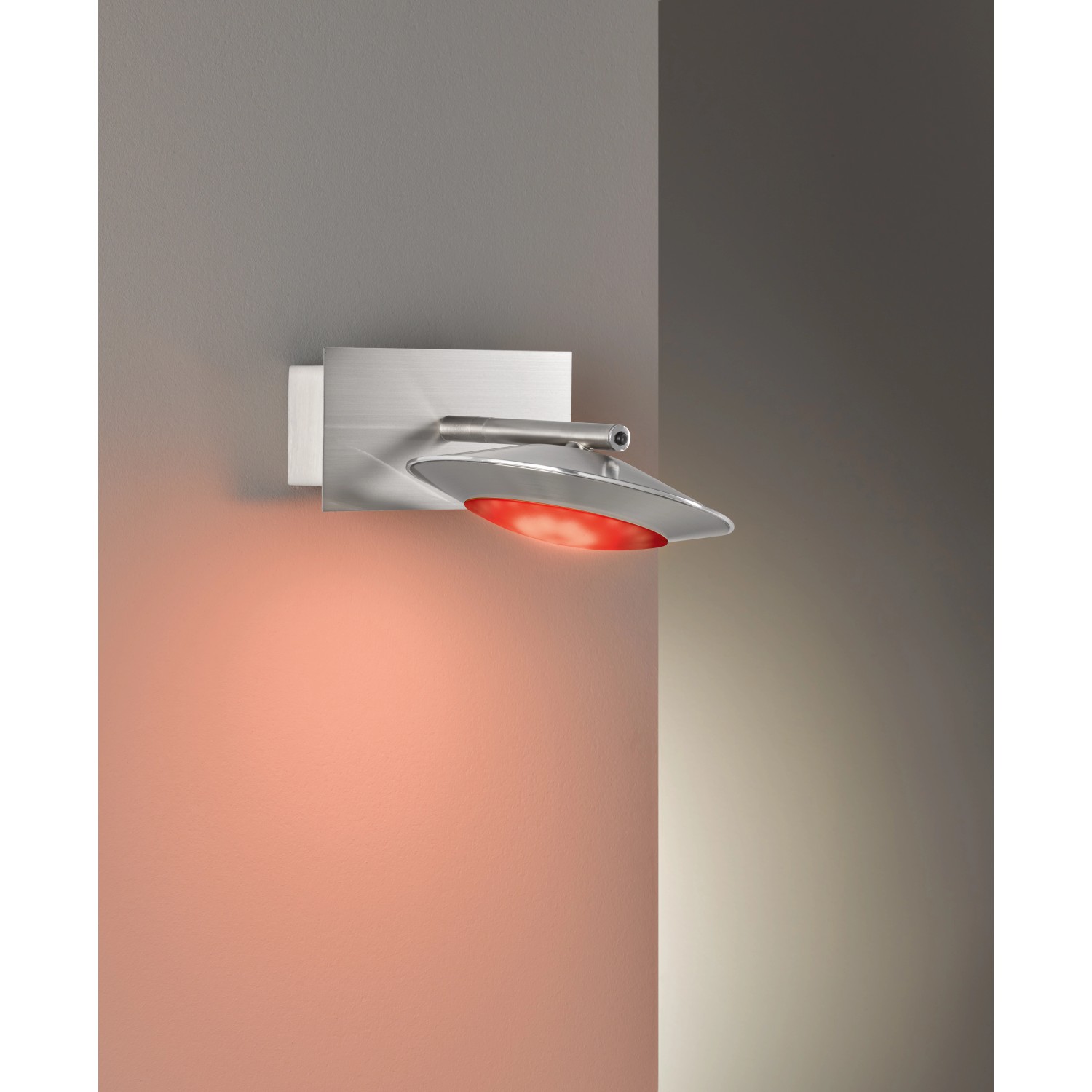 Moderne LED-Wandleuchte Beta von Fischer & Honsel in Nickel matt mit rotem Licht.