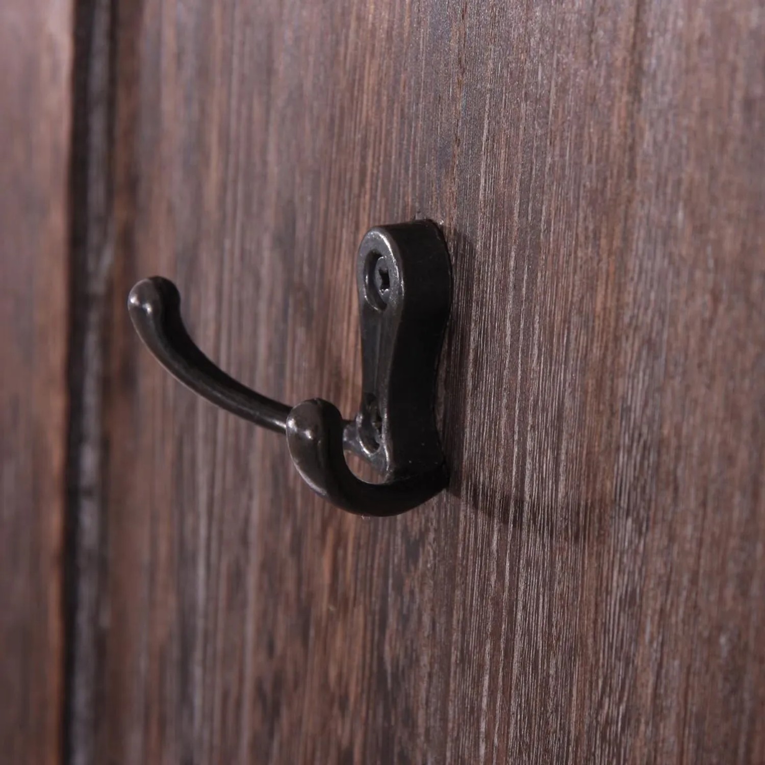 Detailaufnahme: Wandgarderobe H33 im Shabby-Look mit Metallhaken.