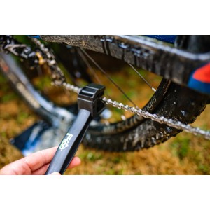 Dr. Wack F100 Kettenbürste in Anwendung zur Fahrradpflege. Schwarze Bürste reinigt Kette.