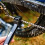 Dr. Wack F100 Kettenbürste in Anwendung zur Fahrradpflege. Schwarze Bürste reinigt Kette.