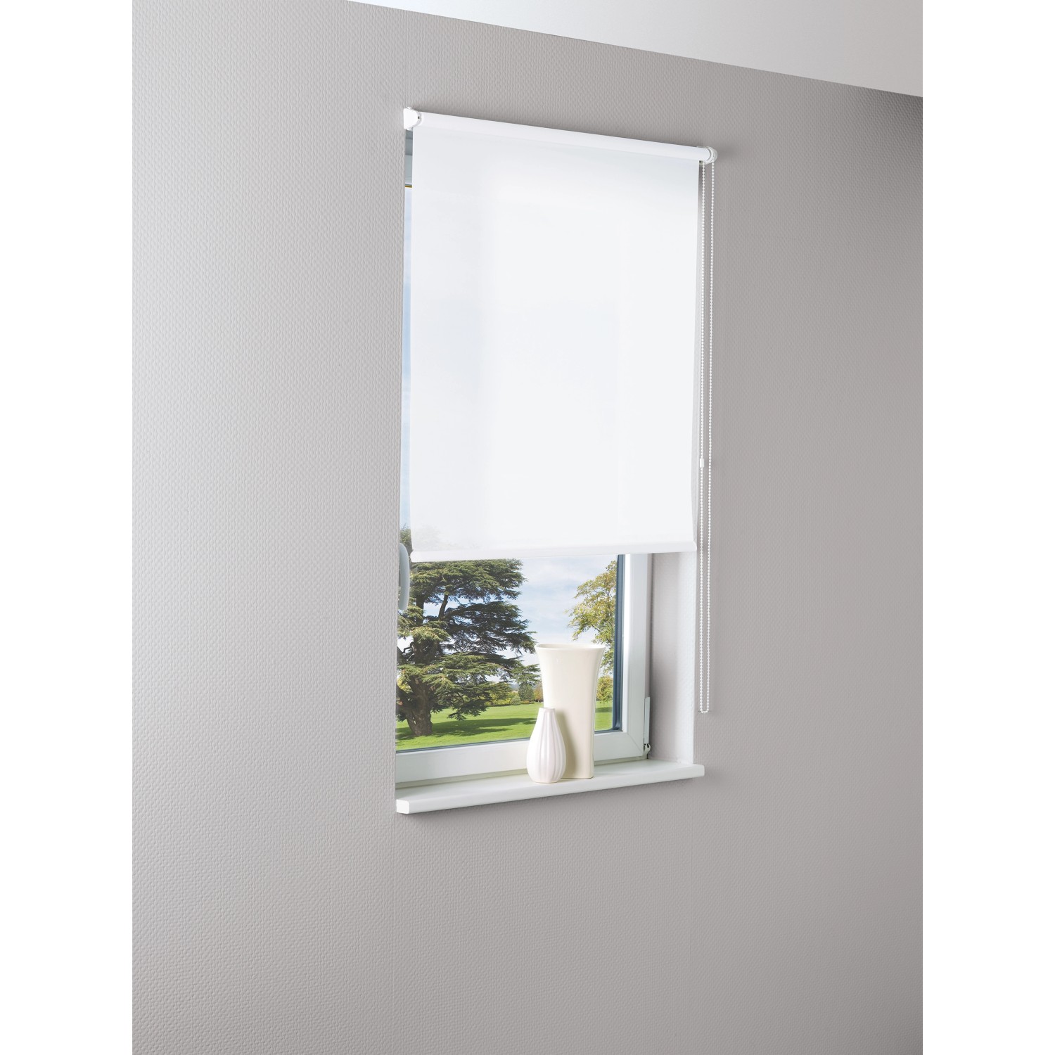 Weißes Tageslicht-Rollo Zamora, 80x175 cm, am Fenster montiert. Sichtschutz für Wohnräume.