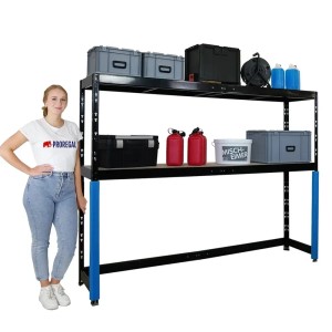 Schwarzes PROREGAL Garagenregal HERCULES mit 2 Ebenen, unterfahrbar, beladen mit Boxen und Kanistern.