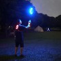 Xtrem Tosy Ultimate Disc LED Blau im Einsatz: Person wirft leuchtende Frisbee im Dunkeln.
