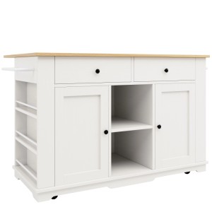 Weiße Kücheninsel mit heller Arbeitsplatte, Schubladen, Schränken, offenem Regal. Viel Stauraum, mobil, mit Steckdosenleiste.