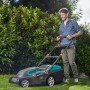 Gardena Elektro-Rasenmäher PowerMax 1800/42 im Einsatz auf Rasenfläche.