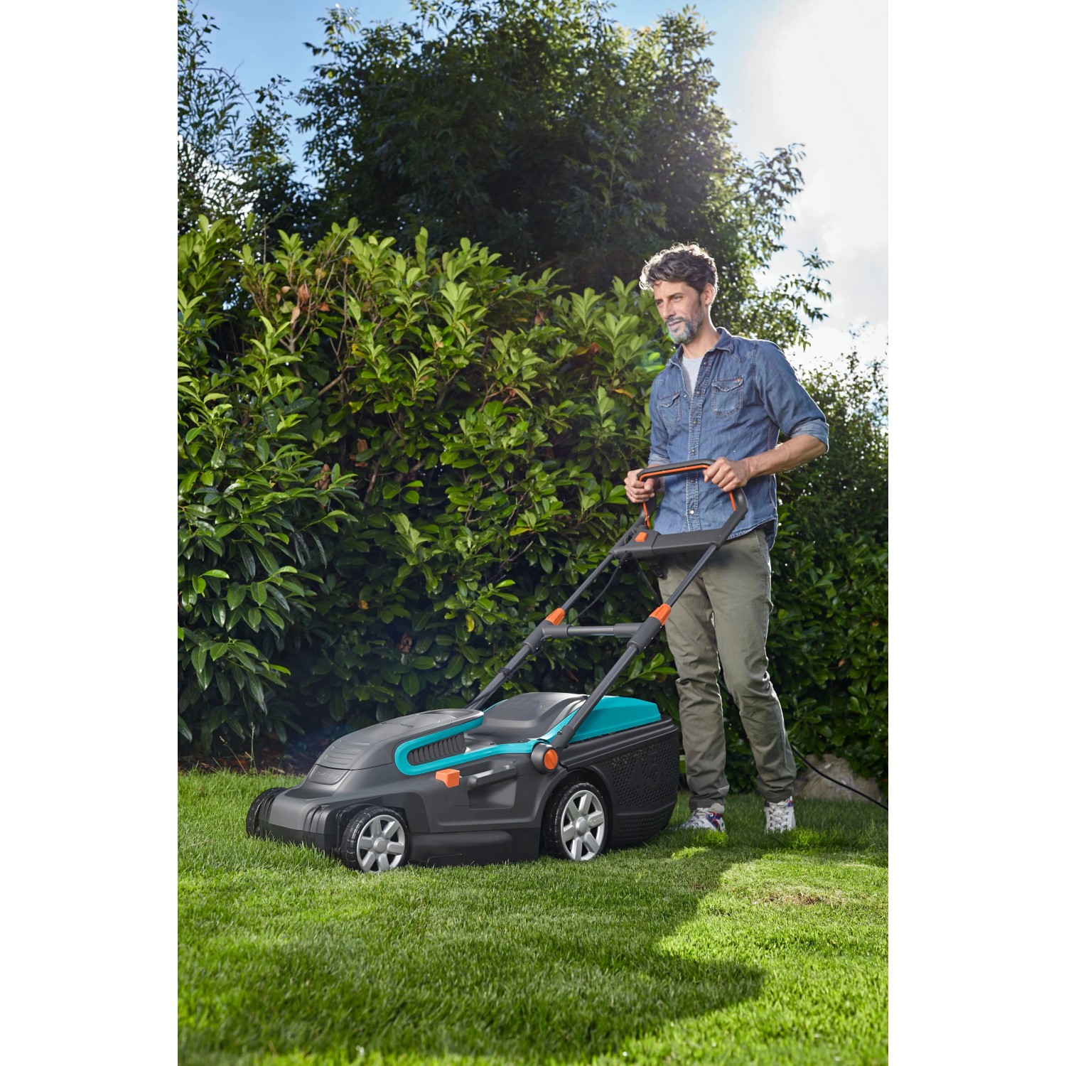 Gardena Elektro-Rasenmäher PowerMax 1800/42 im Einsatz auf Rasenfläche.