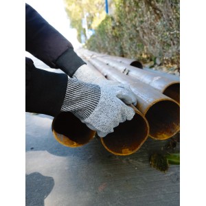 LUX Schnittschutzhandschuhe Gr. 10 beim Hantieren mit Rohren.