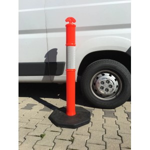 Oranger UvV FLEX Absperrpfosten mit Reflexstreifen und schwarzer Fußplatte.