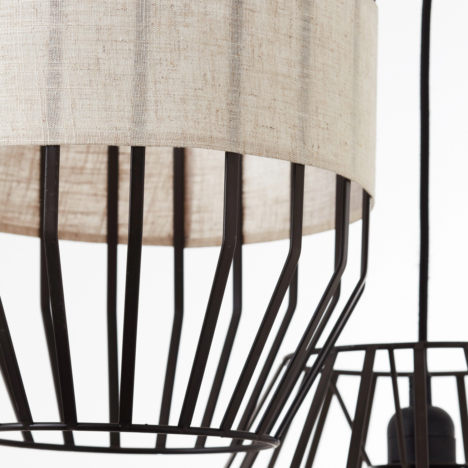 Brilliant Pendelleuchte Slope, 3-flammig, schwarz/natur, mit Textilschirm.