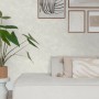 ESTAhome Tapete Betonoptik hellbeige im Wohnraum mit Deko und Couch.
