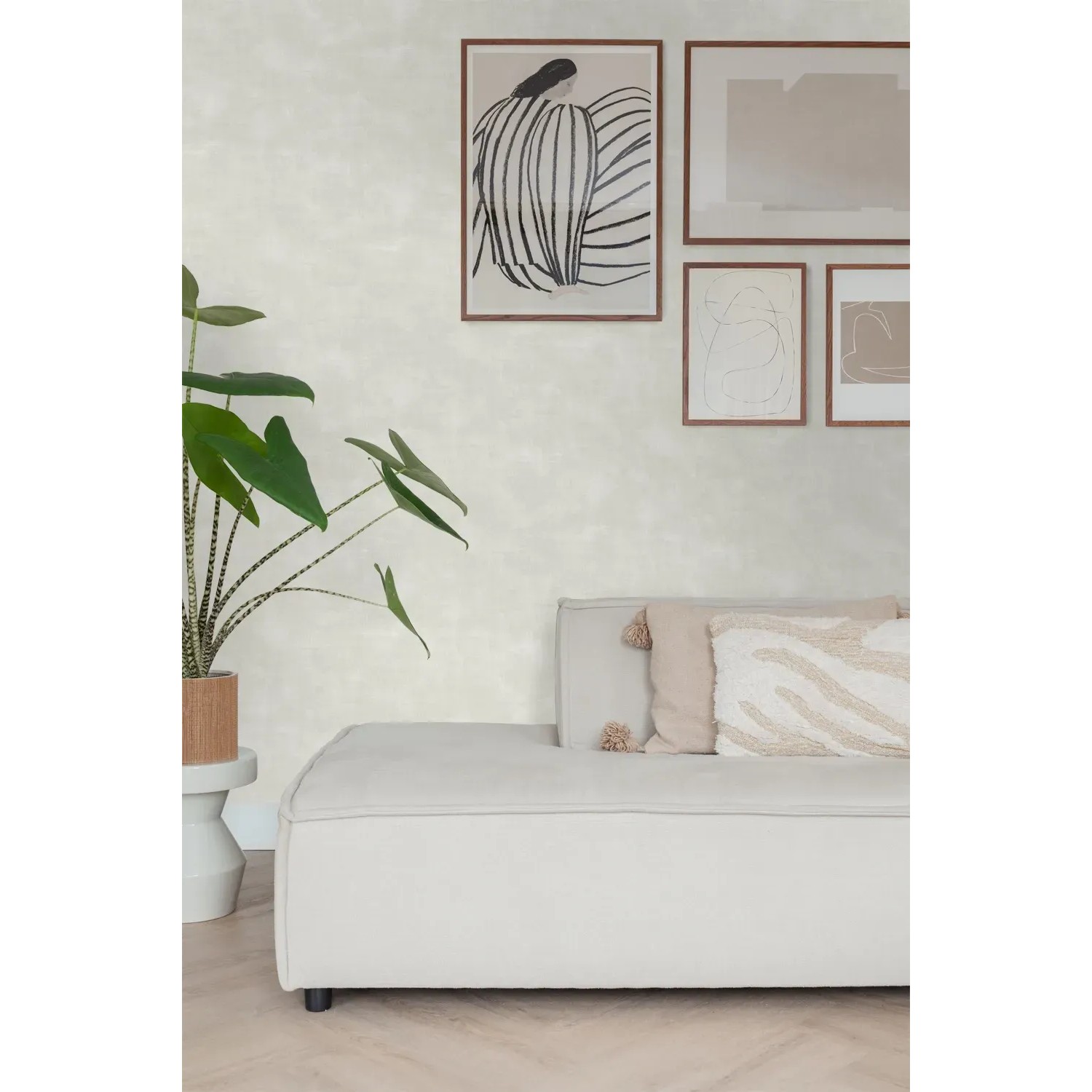 ESTAhome Tapete Betonoptik hellbeige im Wohnraum mit Deko und Couch.