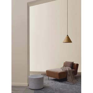 Raum mit ELLE DECORATION Wandfarbe Highlight No. 514, beige, mit Sessel und Lampe.