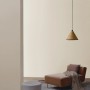 Raum mit ELLE DECORATION Wandfarbe Highlight No. 514, beige, mit Sessel und Lampe.