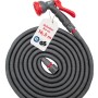 Flexibler Gartenschlauch 16,5m grau/rot mit Brause und Anschlussstück, aufgerollt.