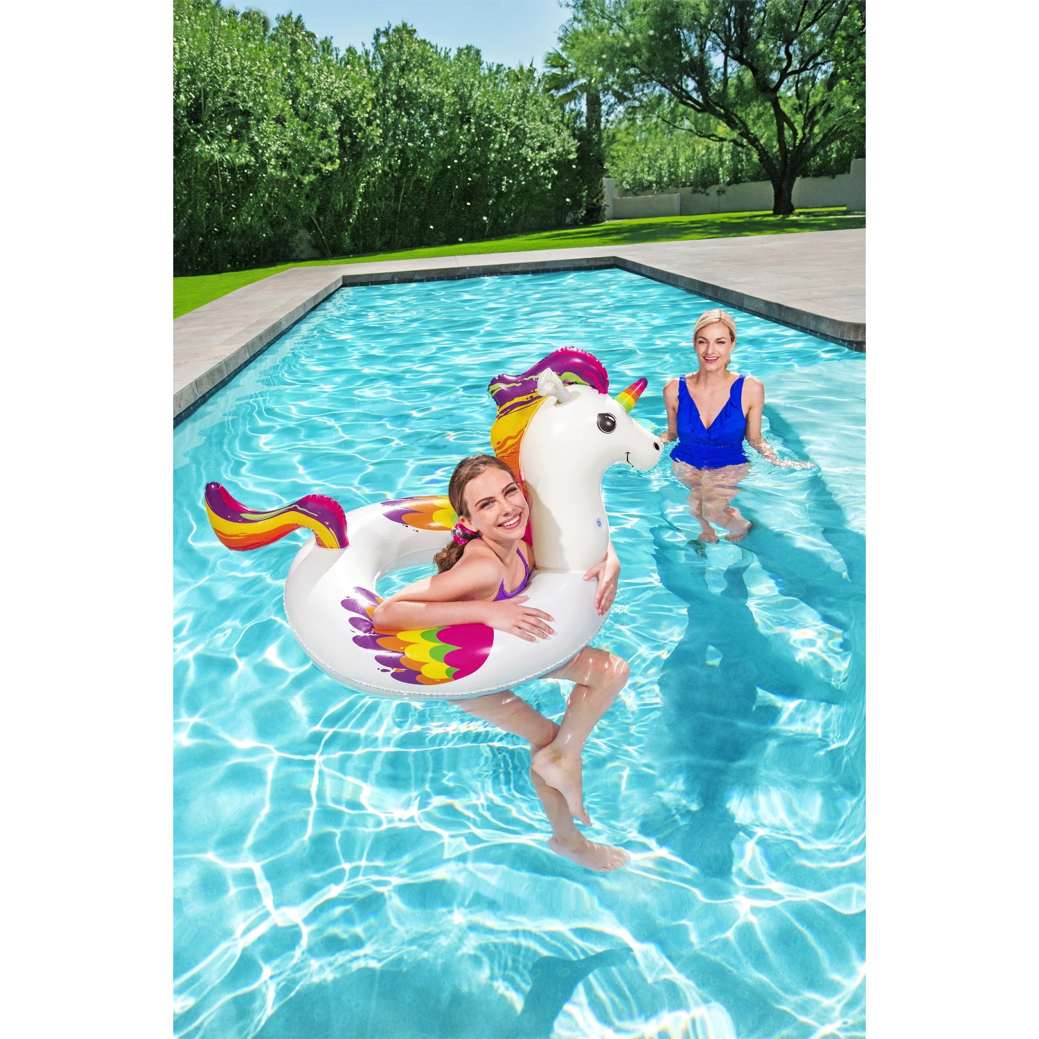 Mädchen im Pool mit Bestway Schwimmring Einhorn, buntes Design für Wasserspaß.